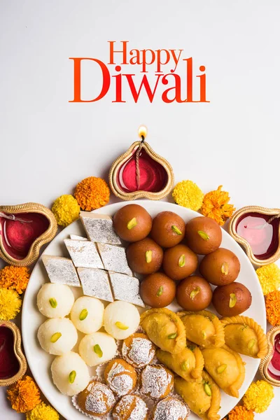 Ευτυχισμένο Diwali Ευχετήρια Κάρτα Γίνεται Χρησιμοποιώντας Γλυκά Κροτίδες Πυρκαγιάς Diya — Φωτογραφία Αρχείου