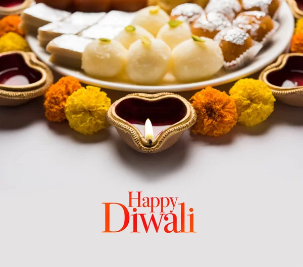Ευτυχισμένο Diwali Ευχετήρια Κάρτα Γίνεται Χρησιμοποιώντας Γλυκά Κροτίδες Πυρκαγιάς Diya — Φωτογραφία Αρχείου