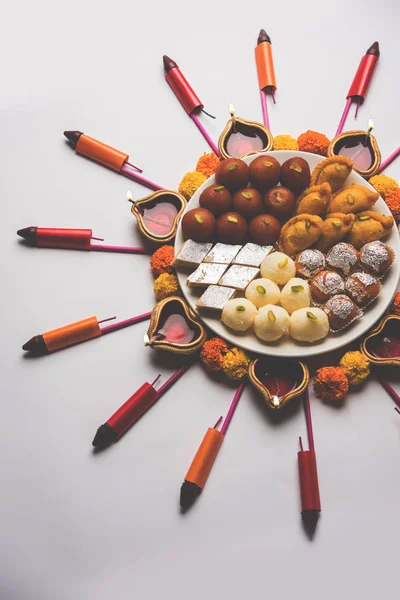 お菓子 または火のクラッカーまたは Diya 選択と集中を使った幸せのディワリ祭グリーティング カード — ストック写真