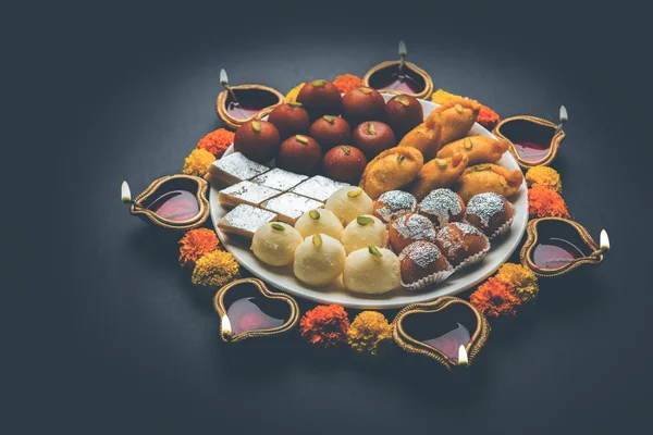 Šťastný Diwali Přání Pomocí Sladkosti Nebo Pumy Ida Květiny Selektivní — Stock fotografie