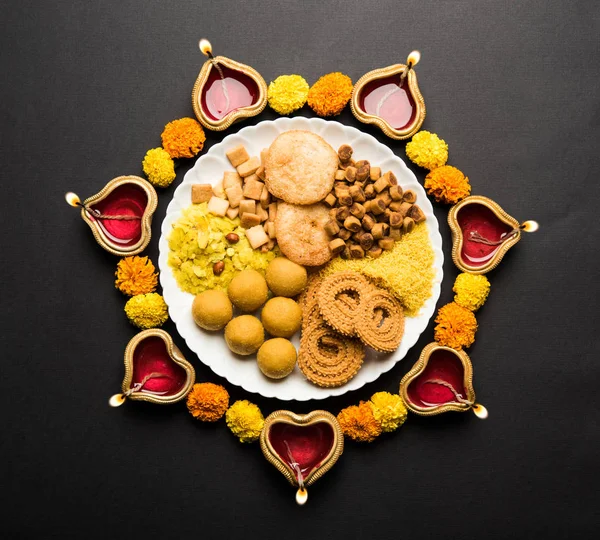 Tatlılar, ya da yangın kraker veya Diya veya çiçek, seçici odak kullanılarak yapılan mutlu Diwali tebrik kartı