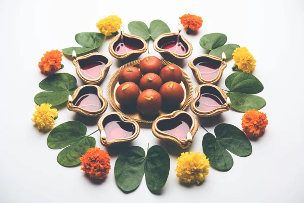 Mutlu Dussehra / Vijayadashami / Ayudh Puja tebrik kartı kullanarak apta/Bauhinia racemosa/çift yönlü yaprak ve Hint tatlı Rasgulla veya Kemalpaşa tatlısı için Navaratri Diya/kandil ile birlikte