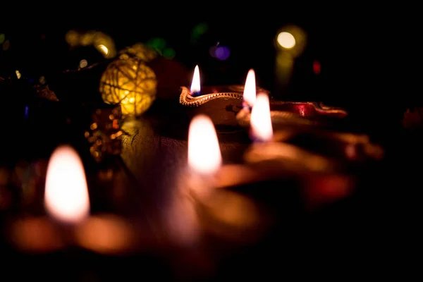 Diwali Diya Verlichting Nacht Met Cadeaus Bloemen Humeurig Achtergrond Selectieve — Stockfoto