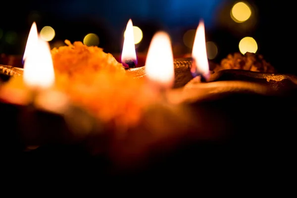 Diwali Diya Verlichting Nacht Met Cadeaus Bloemen Humeurig Achtergrond Selectieve — Stockfoto