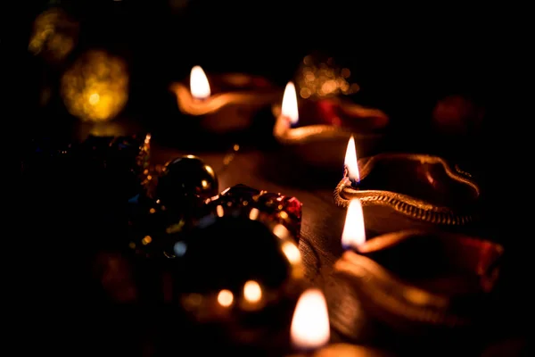 Diwali Diya Освещения Ночное Время Подарками Цветы Мрачном Фоне Селективный — стоковое фото