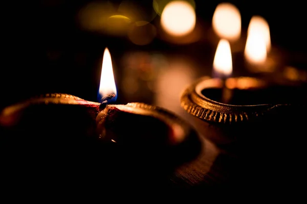 Diwali Diya Verlichting Nacht Met Cadeaus Bloemen Humeurig Achtergrond Selectieve — Stockfoto