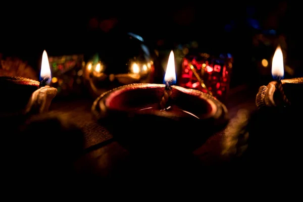 Diwali Diya Verlichting Nacht Met Cadeaus Bloemen Humeurig Achtergrond Selectieve — Stockfoto