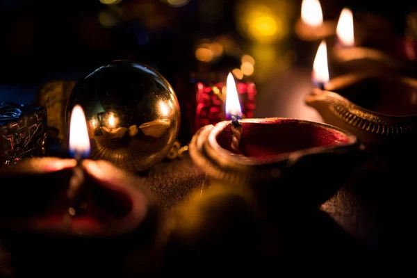 Diwali Diya Éclairage Dans Nuit Avec Des Cadeaux Des Fleurs — Photo