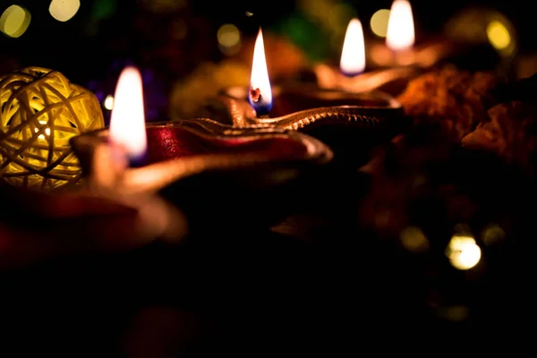 Diwali Diya Φωτισμό Βράδυ Δώρα Λουλούδια Κυκλοθυμική Φόντο Επιλεκτική Εστίαση — Φωτογραφία Αρχείου