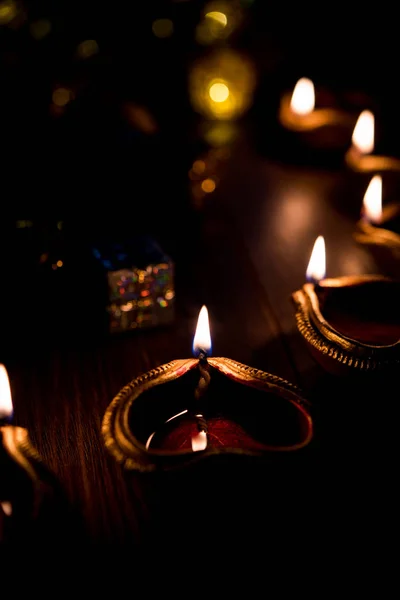 Diwali Diya Oder Beleuchtung Der Nacht Mit Geschenken Blumen Vor — Stockfoto