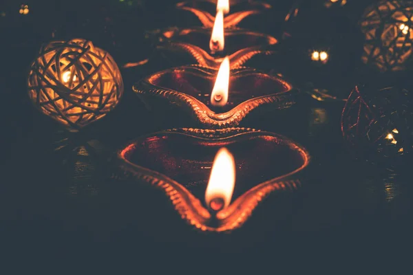 Diwali Diya Illuminazione Notte Con Regali Fiori Sfondo Lunatico Focus — Foto Stock