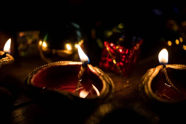 Diwali Diya Illuminazione Notte Con Regali Fiori Sfondo Lunatico Focus — Foto Stock