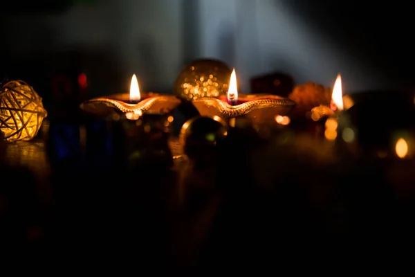 Diwali Diya Iluminación Noche Con Regalos Flores Sobre Fondo Malhumorado —  Fotos de Stock