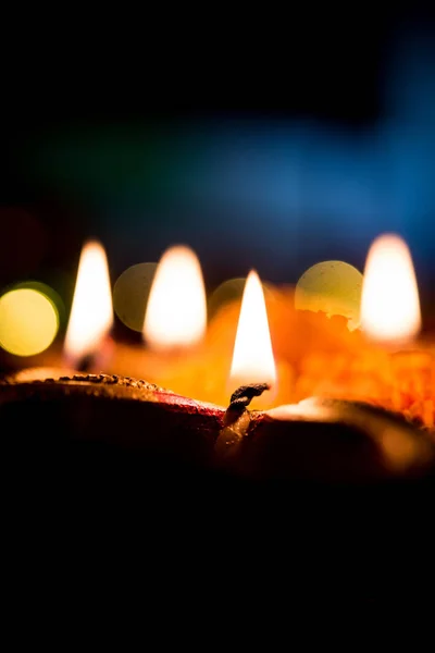 Diwali Diya Verlichting Nacht Met Cadeaus Bloemen Humeurig Achtergrond Selectieve — Stockfoto