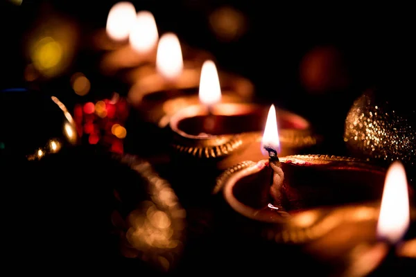 Diwali Diya Éclairage Dans Nuit Avec Des Cadeaux Des Fleurs — Photo