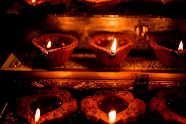 Diwali Tarsa Vagy Világítás Éjszaka Ajándék Virág Alatt Hangulatos Hátteret — Stock Fotó