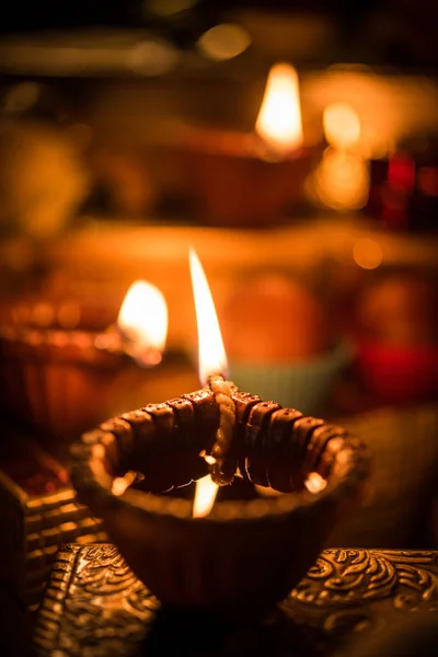 Diwali Diya Verlichting Nacht Met Cadeaus Bloemen Humeurig Achtergrond Selectieve — Stockfoto