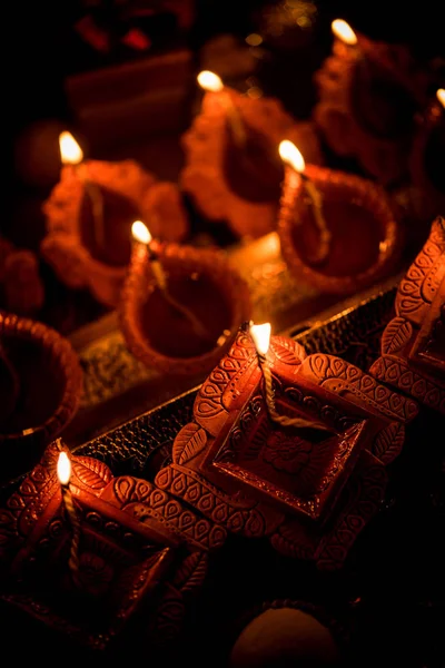 Diwali Diya Iluminación Noche Con Regalos Flores Sobre Fondo Malhumorado — Foto de Stock