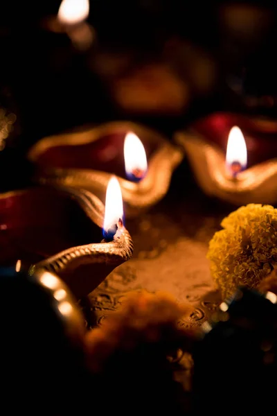 Diwali Diya Éclairage Dans Nuit Avec Des Cadeaux Des Fleurs — Photo