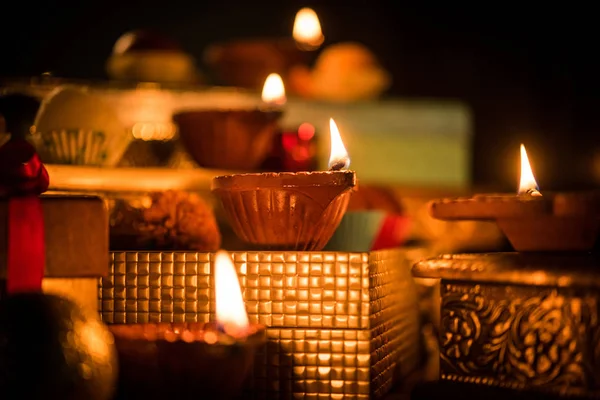 Diwali Diya Iluminación Noche Con Regalos Flores Sobre Fondo Malhumorado — Foto de Stock