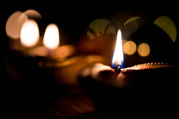 Diwali Diya Φωτισμό Βράδυ Δώρα Λουλούδια Κυκλοθυμική Φόντο Επιλεκτική Εστίαση — Φωτογραφία Αρχείου