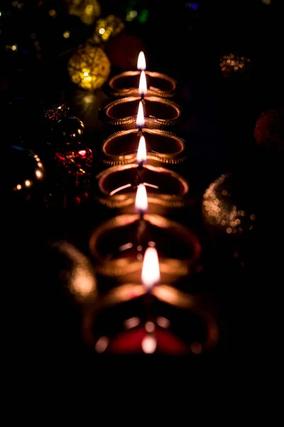 Diwali Diya Veya Hediyeler Moody Arka Plan Üzerinde Çiçekler Ile — Stok fotoğraf