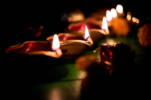 Diwali Diya Iluminación Noche Con Regalos Flores Sobre Fondo Malhumorado — Foto de Stock