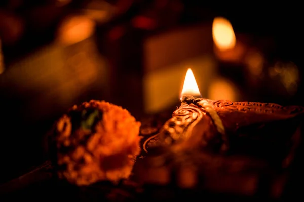 Diwali Diya Atau Pencahayaan Malam Hari Dengan Hadiah Bunga Atas — Stok Foto