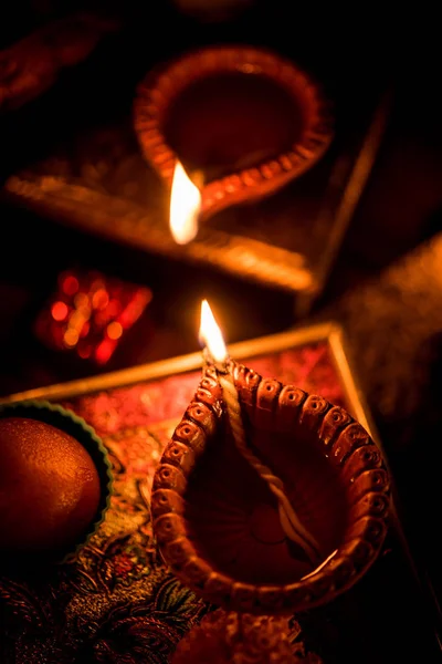 Diwali Diya Iluminação Noite Com Presentes Flores Sobre Fundo Mal — Fotografia de Stock