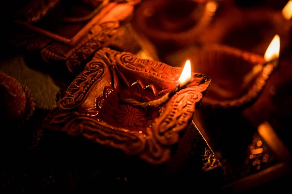 Diwali Diya Verlichting Nacht Met Cadeaus Bloemen Humeurig Achtergrond Selectieve — Stockfoto