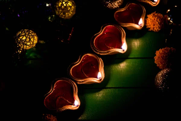 Diwali Diya Illuminazione Notte Con Regali Fiori Sfondo Lunatico Focus — Foto Stock