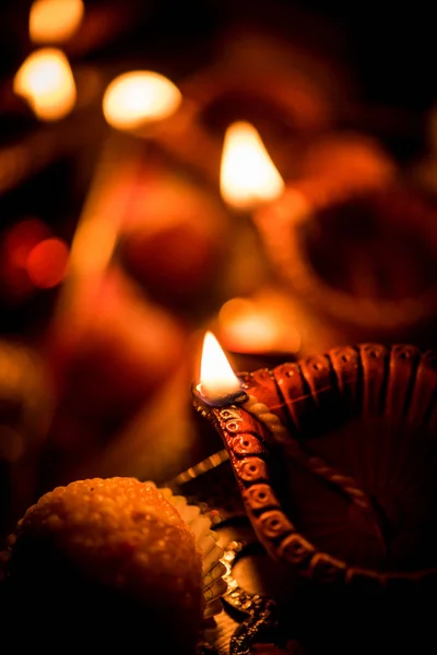 Diwali Diya Verlichting Nacht Met Cadeaus Bloemen Humeurig Achtergrond Selectieve — Stockfoto