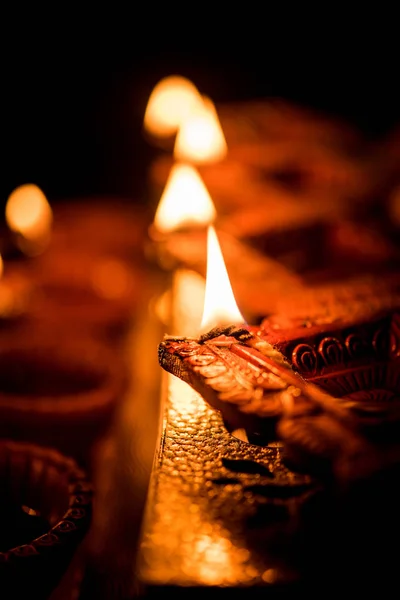 Diwali Diya Verlichting Nacht Met Cadeaus Bloemen Humeurig Achtergrond Selectieve — Stockfoto