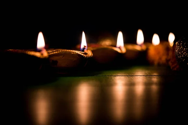 Diwali Diya Verlichting Nacht Met Cadeaus Bloemen Humeurig Achtergrond Selectieve — Stockfoto