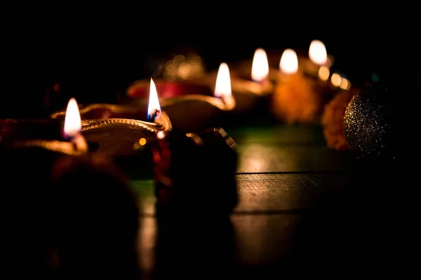 Diwali Diya Iluminación Noche Con Regalos Flores Sobre Fondo Malhumorado —  Fotos de Stock