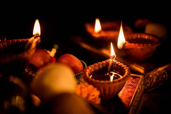 Diwali Diya Verlichting Nacht Met Cadeaus Bloemen Humeurig Achtergrond Selectieve — Stockfoto