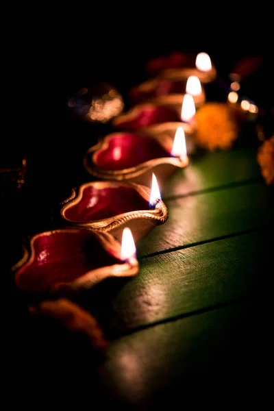 Diwali Diya Iluminação Noite Com Presentes Flores Sobre Fundo Mal — Fotografia de Stock