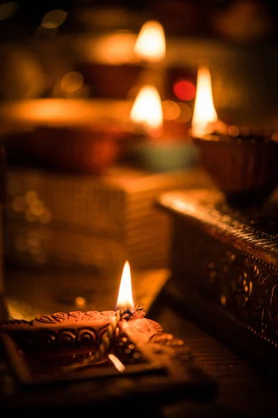 Diwali Diya Iluminação Noite Com Presentes Flores Sobre Fundo Mal — Fotografia de Stock