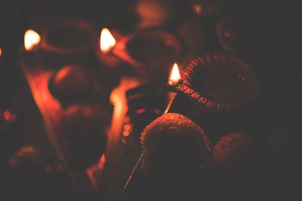 Diwali Diya Iluminação Noite Com Presentes Flores Sobre Fundo Mal — Fotografia de Stock