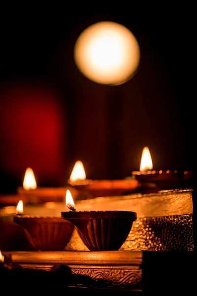Diwali Diya Lub Oświetlenie Nocy Prezenty Kwiaty Tle Moody Selektywny — Zdjęcie stockowe