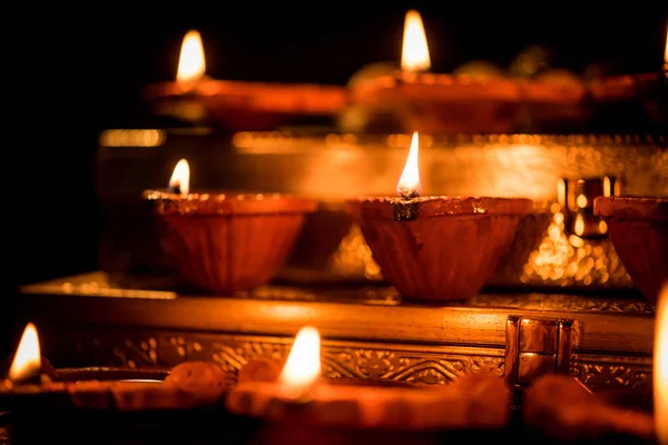 Diwali Diya Iluminação Noite Com Presentes Flores Sobre Fundo Mal — Fotografia de Stock