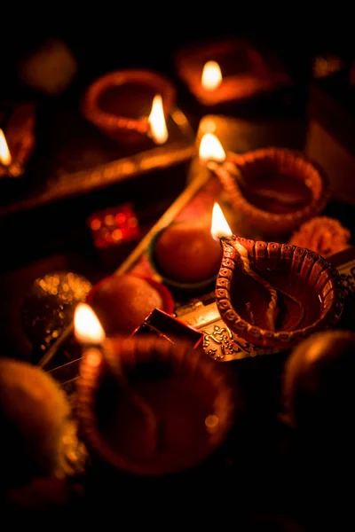 Diwali Diya Iluminação Noite Com Presentes Flores Sobre Fundo Mal — Fotografia de Stock