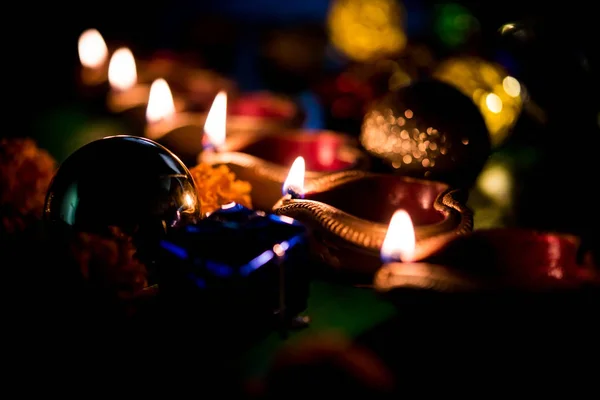 Diwali Diya Iluminación Noche Con Regalos Flores Sobre Fondo Malhumorado — Foto de Stock