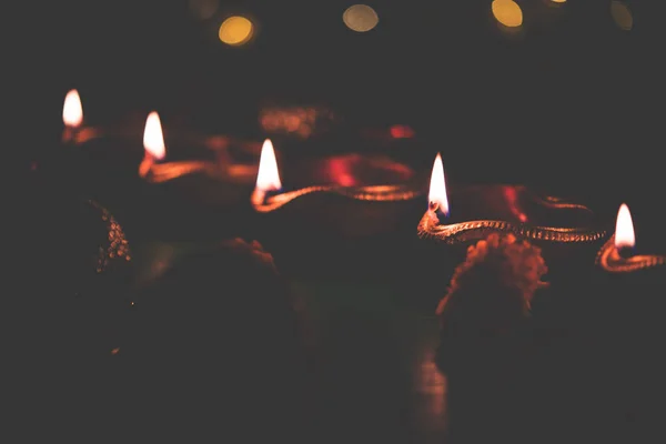 Diwali Diya Verlichting Nacht Met Cadeaus Bloemen Humeurig Achtergrond Selectieve — Stockfoto