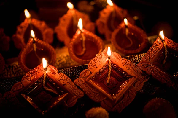 Diwali Diya Iluminação Noite Com Presentes Flores Sobre Fundo Mal — Fotografia de Stock