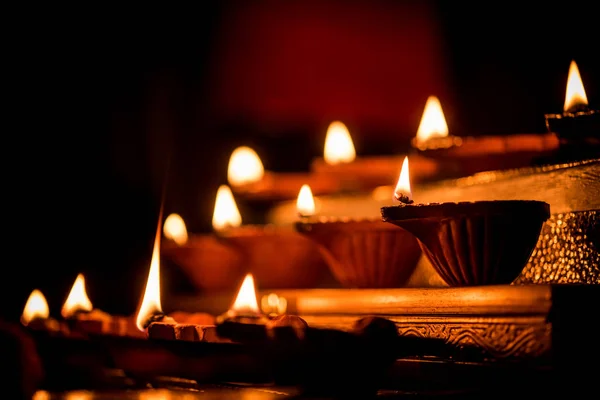 Diwali Diya Éclairage Dans Nuit Avec Des Cadeaux Des Fleurs — Photo