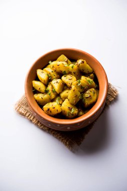 JEERA Aloo de sıcak Kalyani'nin, chapatti, roti veya dal ile gider bir Hint ana yemek yemektir. bir kapta moody arka plan üzerinde servis. seçici odak
