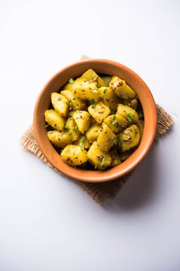 JEERA Aloo de sıcak Kalyani'nin, chapatti, roti veya dal ile gider bir Hint ana yemek yemektir. bir kapta moody arka plan üzerinde servis. seçici odak