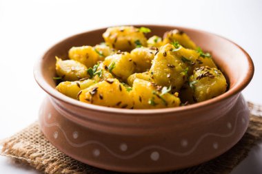 JEERA Aloo de sıcak Kalyani'nin, chapatti, roti veya dal ile gider bir Hint ana yemek yemektir. bir kapta moody arka plan üzerinde servis. seçici odak