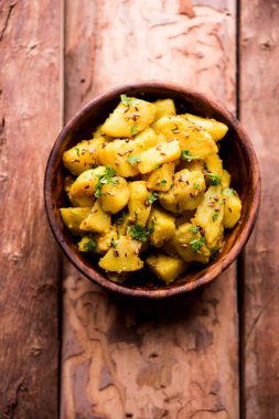 JEERA Aloo de sıcak Kalyani'nin, chapatti, roti veya dal ile gider bir Hint ana yemek yemektir. bir kapta moody arka plan üzerinde servis. seçici odak